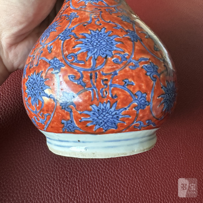 明嘉靖 矾红地青花缠枝莲纹长颈瓶 - 图16